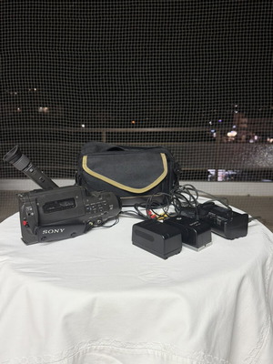 Vintage video camera Sony μεταχειρισμένη με 2 μπαταρίες, πρόβλημα στο πορτάκι