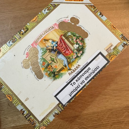 Romeo y Julieta wooden cigar box used, empty