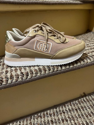 Tommy Hilfiger Sneakers σε άριστη κατάσταση, μέγεθος 38, μπεζ με λευκές λεπτομέρειες