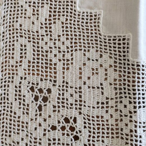 Table linens white embroidery like new, set of 2 pieces