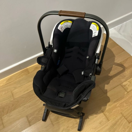 Nuna car seat like new with base, canopy and inserts
