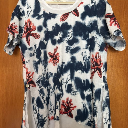 Women's blouse like new, size L, white and blue floral