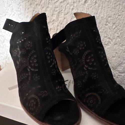 Alpe women's handmade sandals like new, size 41, black