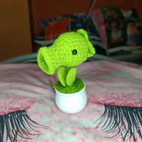 Handmade Peashooter plant pot crochet inspired by Plants vs Zombies brand new