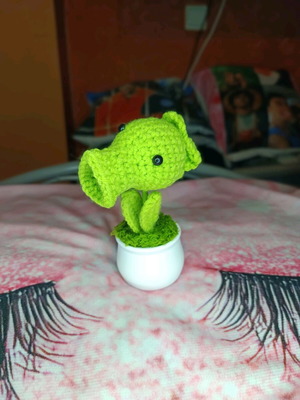 Handmade Peashooter plant pot crochet inspired by Plants vs Zombies brand new
