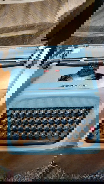 Γραφομηχανή Olivetti Studio 44.