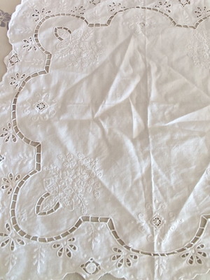 Cutwork table linen like new