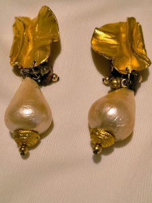 Vintage long clip-on earrings like new, impressive design