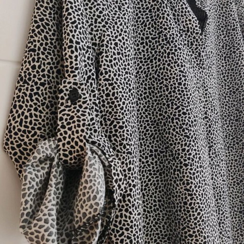 Black and white shirt dress like new, one size, with buttons