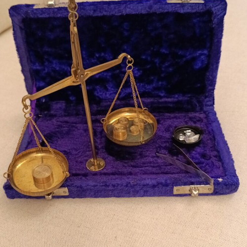 Vintage scale like new, brass in velvet case
