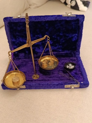 Vintage scale like new, brass in velvet case