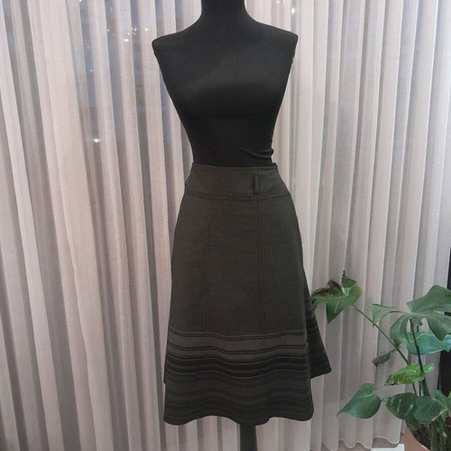 Women's high-waisted alpha-line skirt like new, size large, black and gray