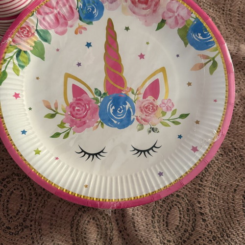 Unicorn party set new, 42 large plates, 6 small, 31 cups, 1 tablecloth