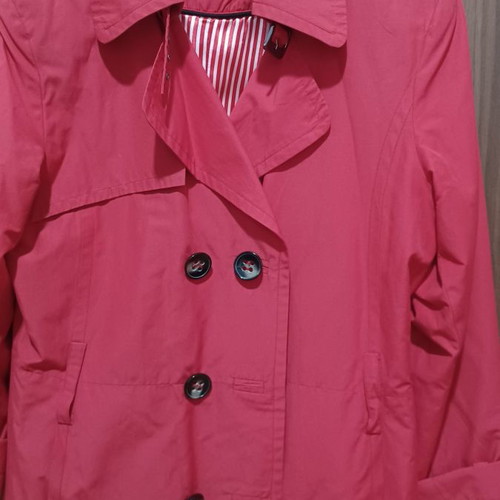 Red mid-length trench coat like new, size Medium