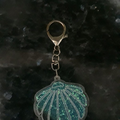 Shell keychain used with moving blue rhinestones