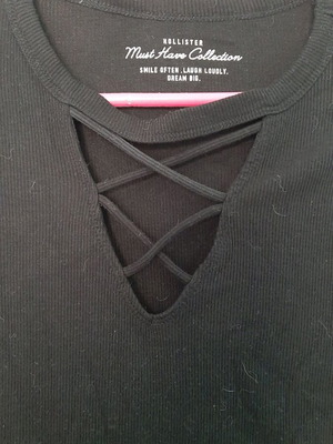 Basic black top with V neck Hollister size M used