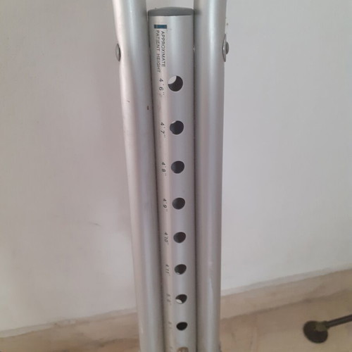 Aluminum Adjustable Crutches like new, height 1.37m-1.57m, pair
