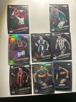 2025-26 Panini FIFA Soccer 24 πακέτο καρτών rookie με Diego Maradona ασημένια και Edinson Cavani βασική