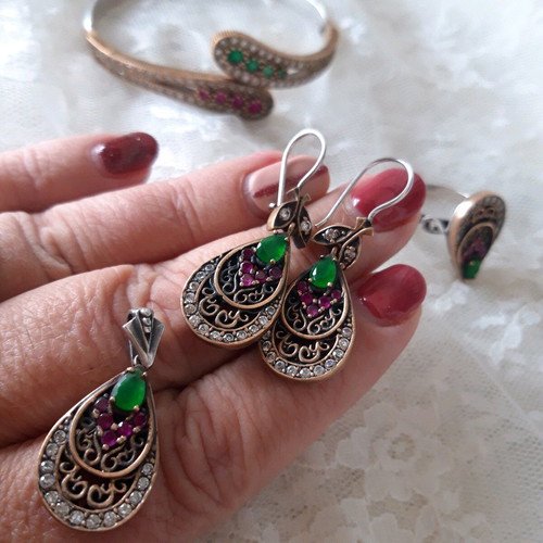 Silver vintage jewelry set used with green details