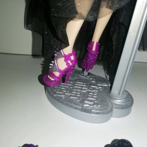 Ever After High Raven Queen doll like new, complete with accessories and stand