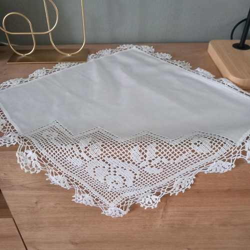 Square doilies new with knitted details, pack of 7 pieces