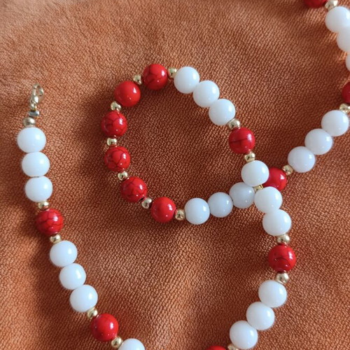 Necklace with opalite and dyed red chalcedony, gold steel details, new