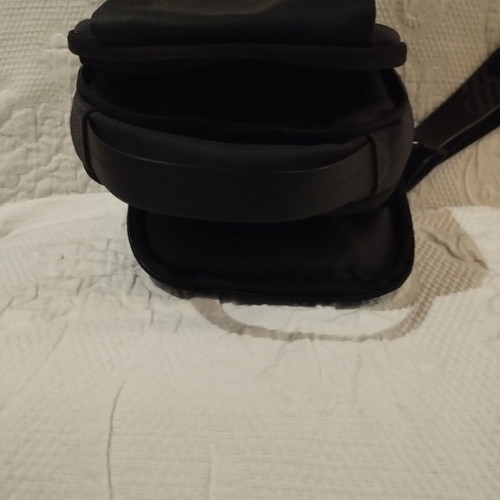 Arctic Hunter XB00541 Crossbody Sling Bag like new, black