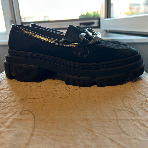 Fiore Collection women's black moccasins with silver chain, size 38