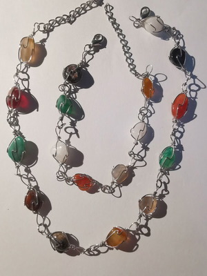 Bracelet and necklace made of natural stones new, colorful