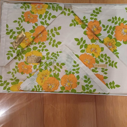 Table linens set of 3 new with napkins, 100% cotton Italy