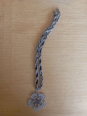 Silver necklace with pendant flower new