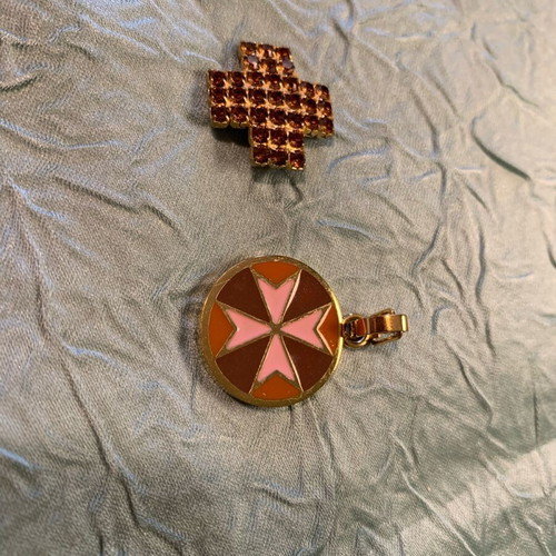 Cross pendants in gold metal with earthy colors, pack