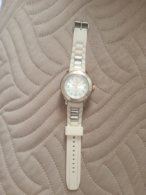 Women's wristwatch white, like new, battery needed