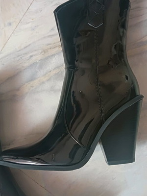 Μποτάκια μαύρα λουστρίνι καινούργια, No38