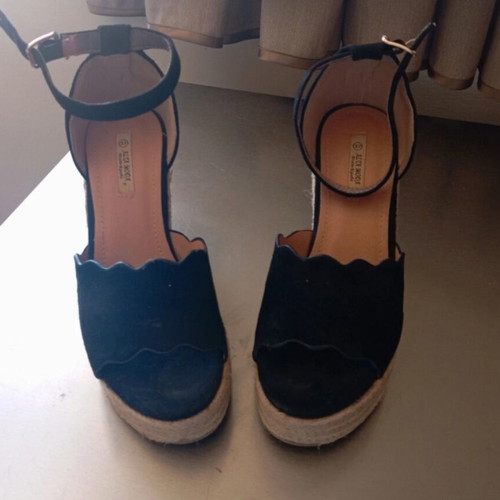 Alta Moda women's suede platform sandals black like new