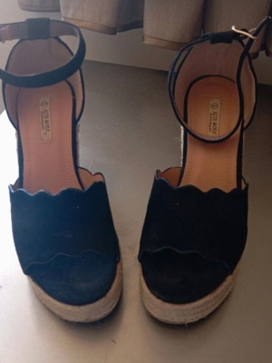 Alta Moda women's suede platform sandals black like new