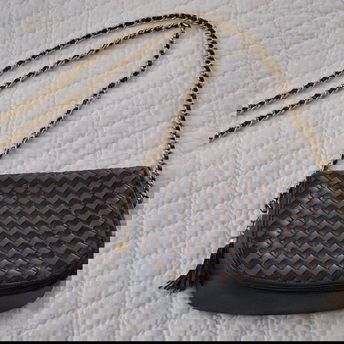 Τσάντα μεταχειρισμένη με μακριά αλυσίδα χιαστί