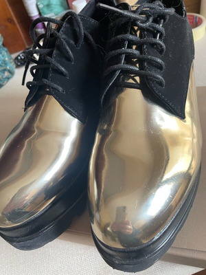 Oxford shoes like new, black velvet with gold platform