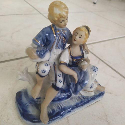 Vintage figurine hugging couple like new