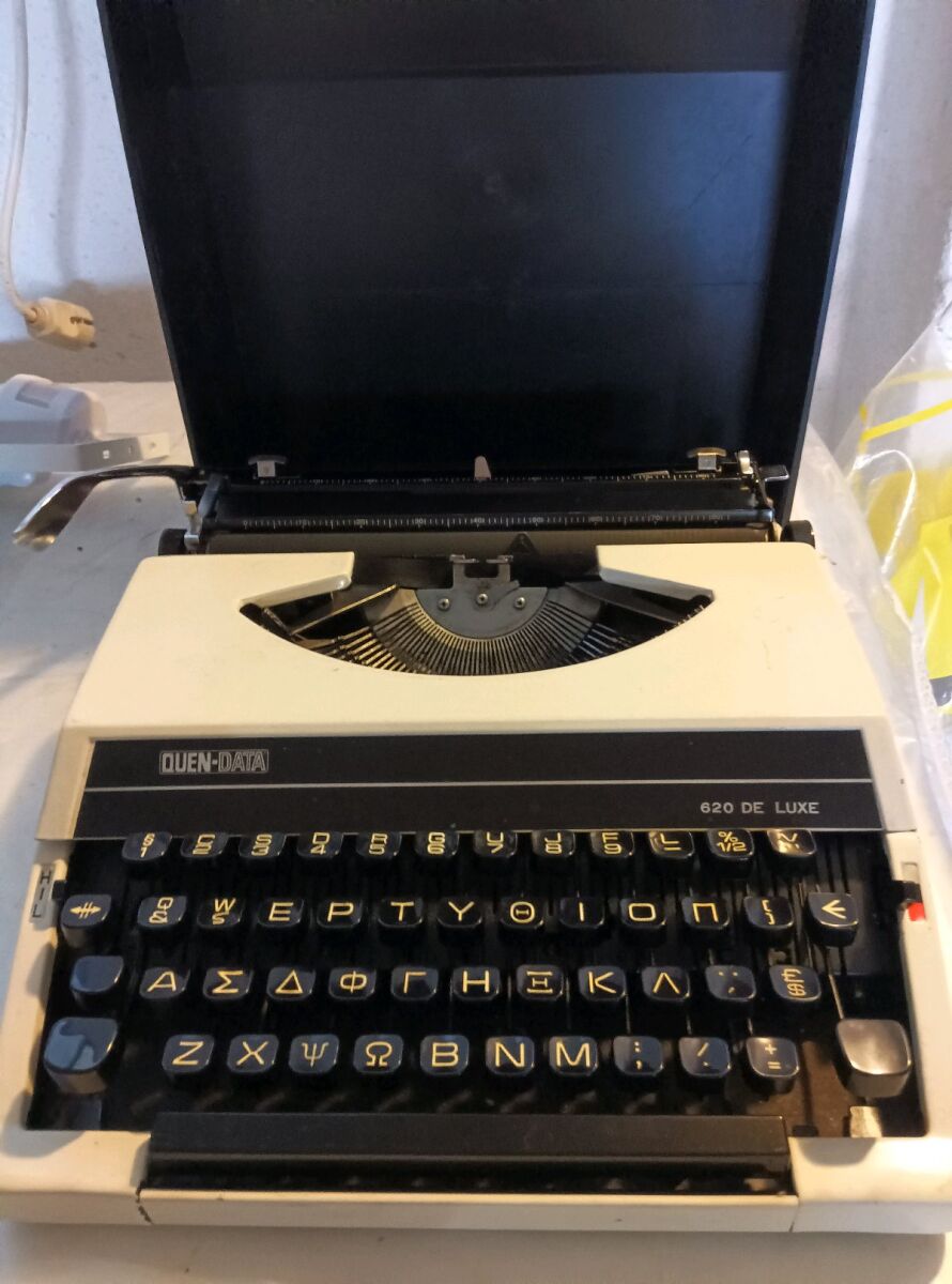 Quen-Data 620 De Luxe typewriter used… - € 85,00 - Vendora.cy