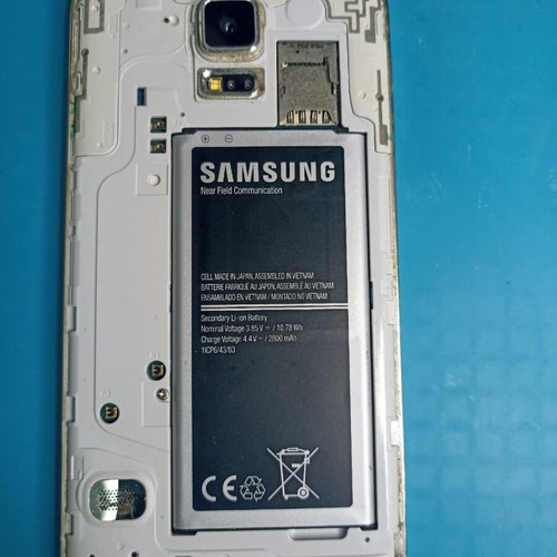 Samsung Galaxy S5 parts with broken screen, unknown condition