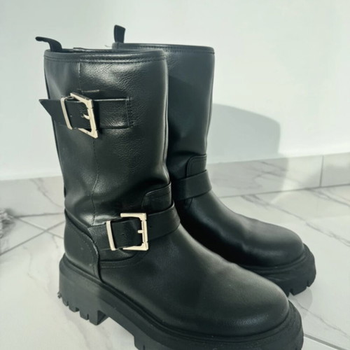 Stradivarius black boots size 36 used with gold details