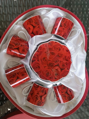 Vintage set of 6 coffee cups in gift box with red roses like new