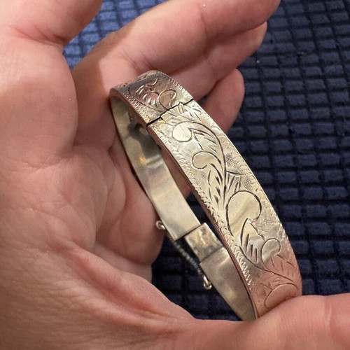 Silver bracelet used with safety chain and engraved details 925