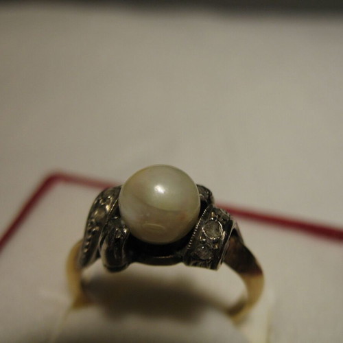 Vintage 18k gold ring with a genuine pearl and 8 diamonds.
