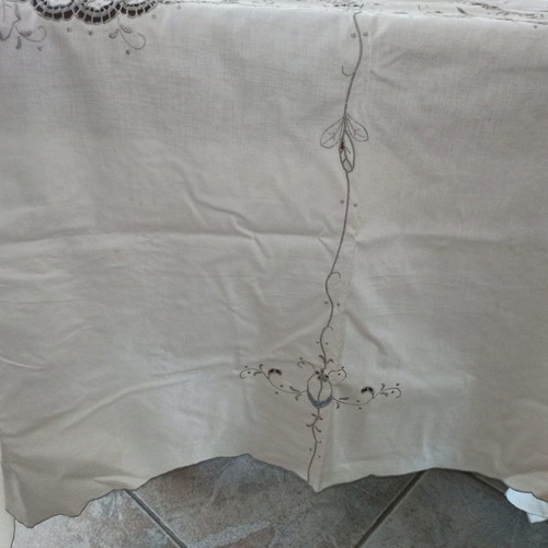 Vintage tablecloth like new with six napkins