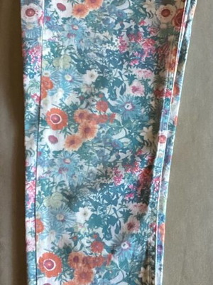 Παντελόνι Stradivarius με σχέδιο ψιλά λουλουδάκια μεταχειρισμένο μέγεθος M