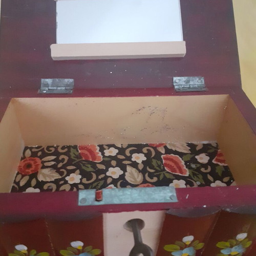 Collectible wooden jewelry box like new with key