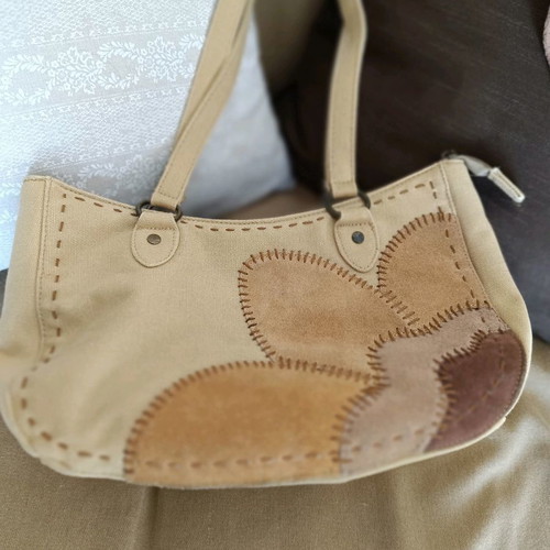 Handbag used in earthy tones with genuine castor leather flower