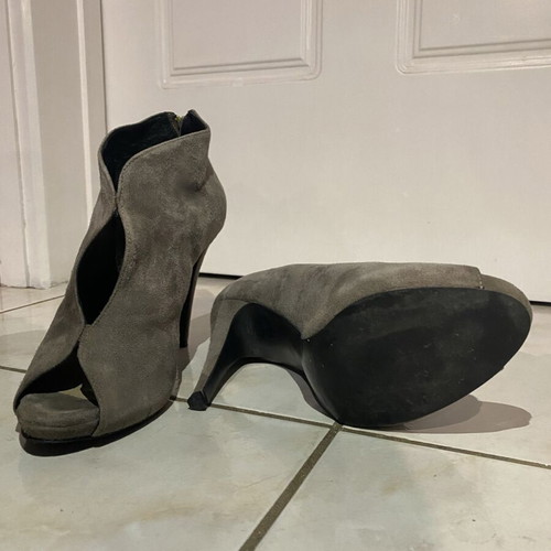 Tsakiris Mallas ankle boots with thin heel, grey, like new